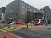 Wegen eines Wasserrohrbruchs im Bahnhof Luzern kam auch die Feuerwehr der Stadt Luzern zum Einsatz. (Bild: Matthias Piazza, 25. März 2019)