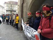 Bei der stillen Demonstrationen tragen die Jugendlichen Augenbinden. (Bild: Roseline Troxler, 25. März 2019)