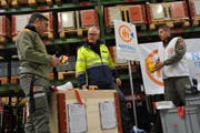 Fritz Stauffer vom Gemeindeführungsstab Stansstad (Mitte) begutachtet mit Ruedi Wyrsch vom Zivilschutz (links) und Marco Weber, Kommandant des Zivilschutzes Nidwalden, die Ausrüstung für den Notfalltreffpunkt. Bild: Matthias Piazza (Oberdorf, 25. März 2019)