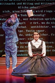 Lyrik als «Flaschenpost»: Manfred Böll und Johanna Köster in «Die collagierte Zeit». (Bild: Anja Köhler)