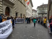 Jugendliche demonstrieren still vor dem Luzerner Regierungsgebäude. (Bild: Roseline Troxler, 25. März 2019)