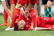 Der Schweizer Abwehrmann Fabian Schär liegt am Samstag nach einem Zusammenstoss mit dem Kopf beim EM-Qualifikationsspiel in Georgien regungslos auf dem Rasen. (Bild: Ennio Leanza/EPA (Tiflis, 23. März 2019))