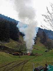 Der starke Rauch, der bei offenen Feuern im Freien entsteht, belastet die Luft erheblich. (Bild: PD)