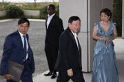 Der Milliardär und und frühere thailändische Ministerpräsident Thaksin Shinawatra (2. v. r.) lebt im Exil. (Bild: Jérôme Favre/EPA, Hong Kong, 22. März 2019)