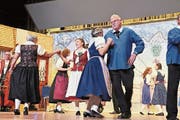 In prächtigen Rheintaler Sonn- und Werktagstrachten wirbelten die Tanzpaare über die Progy-Bühne. (Bild: Max Pflüger)