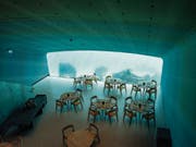 Für einen kulinarischen Abend im Unterwasser-Restaurant müssen die Gäste tief ins Portemonnaie greifen. (Bild: Snöhetta)