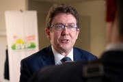 Albert Rösti, SVP Parteipräsident gibt den Medien die Schuld am Wahldebakel seiner Partei in Zürich. (KEYSTONE/Anthony Anex)