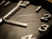 Am nächsten Sonntag beginnt die Sommerzeit: Um 2 Uhr werden in der Schweiz wie in den meisten europäischen Ländern die Uhren auf 3 Uhr vorgestellt. Das EU-Parlament hat das Ende der Zeitumstellung jetzt einen entscheidenden Schritt näher rücken lassen. (Bild: Keystone/DPA/FRISO GENTSCH)