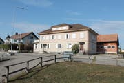Dieses Gebäude der ehemaligen Käserei Obere Hütte weicht für ein Neubauprojekt mit Alterswohnungen. Das Haus in Niederwil wird für 1,2 Millionen Franken an die Wissmann Immobilien AG verkauft. (Bild: Andrea Häusler)