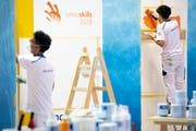 Zwei Maler zeigen ihr Können an den Swiss Skills im vergangenen September in Bern. (Bild: Anthony Anex/Keystone).