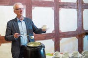 Initiant Josef Bachmann schöpfte gestern Kappeler Milchsuppe, welche die eidgenössische Kompromissfähigkeit symbolisiert. (Bild: Boris Bürgisser (Kappel, 26. März 2019))