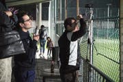 Improvisation auf der Tribüne. Yacine und Wacyl Azzouz vom Vorstand des FA Raetia filmen und kommentieren das Spiel gegen den Vatikan. (Bild: PD)
