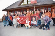 «Schmid Walzehuuse» – Nach dem olympischen Erlebnis genoss Jonas Schmid den Empfang an seinem Wohnort. (Bild: Isabelle Kürsteiner)