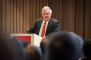 Thomas Müller gibt an seiner letzten Bürgerversammlung in Rorschach die Verschiebung der Abstimmung über die Unterführung bekannt. (Bild: Benjamin Manser)