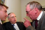 Vor einer Fraktionssitzung im Herbst 2003: Der damalige Präsident der Berner SVP, Hermann Weyeneth (rechts), im Gespräch mit den Nationalräten Christoph Blocher (Mitte) und Toni Brunner. (Bild: Keystone)