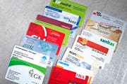 Versicherungskarten verschiedener Krankenkassen. (Symbolbild: Gaetan Bally / Keystone)