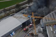 Wie verheerend das Feuer in der Lagerhalle gewütet hat, wird aus der Luft ersichtlich. (Bild: Kapo SG)