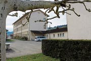 Gehört es bald mit zum Aufgabenbereich von Gemeindepräsident Alexander Breu? Primarschulhaus Feld in Marbach. (Bild: Chris Eggenberger)