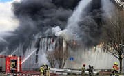 Am Dienstagnachmittag kurz vor 12.45 Uhr ist das Feuer in der Lagerhalle ausgebrochen. (Bild: Instagram/8716.ch)