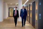 Besiegelten am 7. November 2018 den Vertrag zwischen den beiden Kantonen: Die Nidwaldner Regierungsrätin Michèle Blöchliger und der Luzerner Regierungsrat Guido Graf. (Bild: Corinne Glanzmann)