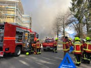 88 Angehörige der Feuerwehren Uznach-Schmerikon, Rapperswil-Jona und Weesen stehen beim Brand im Einsatz. (Bild: Kapo SG)
