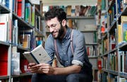 Severin Hofer mit seinem Essay «Punkten durch Bildung». (Bild: Stefan Kaiser, Zug, 9. Mai 2018)