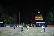 Fussball der Kleinen vor grosser Kulisse: Die FA Raetia (in Blau) im Spiel gegen die Nationalauswahl des Vatikans. (Bild: PD)