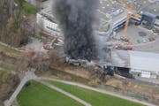 Durch den Brand wurde die Halle in Schmerikon komplett zerstört. (Bild: Kapo SG)