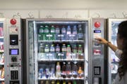 Die Firma Selecta setzt künftig vermehrt auf Produkte aus Schweizer Herstellung. (Bild: Gaetan Bally/Keystone)
