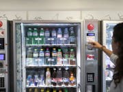 Selecta protestiert mit dem «Rauswurf» von Coca-Cola-Produkten gegen die Preispolitik des Unternehmens. (Bild: KEYSTONE/GAETAN BALLY)