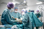 Operation in der Klinik St. Anna beim Bahnhof Luzern. (Bild: Philipp Schmidli, 18. Dezember 2018)