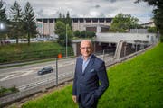 Olma-Direktor Nicolo Paganini zeigt die Stelle, wo die St.Galler Stadtautobahn für den Neubau der grossen neuen Olma-Halle in den nächsten Jahren überdeckt werden soll. (Bild: Urs Bucher - 19. September 2017)