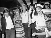 Michel Bacos, der «Held» des Terror-Dramas in Entebbe, (3.v.l.) nach der Flugzeugentführung im Jahr 1976. (Bild: KEYSTONE/AP)