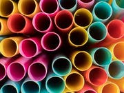 Trinkhalme und andere Wegwerfprodukte aus Kunststoff sollen in Europa künftig verboten werden. Das entschied das EU-Parlament. (Bild: KEYSTONE/DPA/JULIAN STRATENSCHULTE)