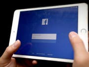 Auf Facebook werden ab kommender Woche rassistische Hassposts zu «weisser Vorherrschaft» gelöscht. (Bild: KEYSTONE/EPA/LUONG THAI LINH)