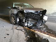 Kollision mit Betonmauern: Am Auto entstand Totalschaden. (Bild: Zuger Polizei, Risch Rotkreuz, 27. März 2019)
