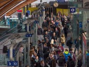 Zugpendlerinnen und-pendler im Bahnhof Bern: Schweizer öV-Verbände fordern Massnahmen, um den öV-Anteil im gesamten Personenverkehrsaufkommen nach der Stagnation wieder auf Wachstumskurs zu bringen. (Bild: KEYSTONE/ALESSANDRO DELLA VALLE)
