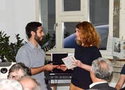 Gemeinderätin Isabelle Denzler bedankt sich beim syrischen Flüchtling Rami Msallam für dessen Auftritt. (Bild: Christoph Heer)