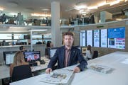 Chefredaktor Stefan Schmid im Newsroom St.Gallen. (Bild: Urs Bucher)