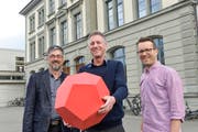Sie planen ein Fest für ihre Kantonsschule: Walter Schmid, Rektor Arno Germann und Raoul Bigler. Der Dodekaeder mit Fünfecken symbolisiert fünf Qualitäten des Gymnasiums. (Bild: Donato Caspari)