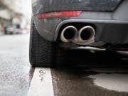 Das EU-Parlament will den CO2-Ausstoss von Fahrzeugen in den kommenden Jahren drastisch senken. (Bild: KEYSTONE/GAETAN BALLY)