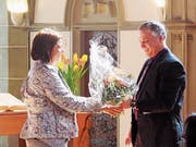 Kirchenpräsident Felix Schumacher verabschiedete an der Bürgerversammlung Yvonne Staub. (Bild: pd)