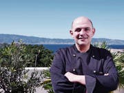 Anti-Mafia-Koch Filippo Cogliandro auf der Dachterrasse seines Restaurants in Reggio Calabria. Im Hintergrund erkennt man Sizilien. (Bild: Emiliano Barbucci)