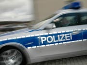 Die deutsche Polizei stand mit mehreren Hundert Beamten im Einsatz, um die rivalisierenden Fussballfans auseinanderzubringen. (Bild: KEYSTONE/AP/SVEN KAESTNER)