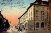 Die St.Galler Hauptpost entstand 1911 bis 1915 als Ersatz für einen Vorgängerbau, der auf dem Kornhausplatz stand. Geplant wurde sie gemeinsam mit dem neuen Hauptbahnhof. Der Neubau ersetzte auf sumpfigem Baugrund eine spätklassizistische Häuserzeile mit grosszügigen Gartenanlagen. Im Hintergrund ist der Turm der Kirche St.Leonhard zu sehen. Links, dort wo heute der Neumarkt steht, fällt die grosszügige Ausstatung der Vorgärten mit Bäumen auf. (Bild: Sammlung Reto Voneschen)