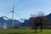 Eine Windenergieanlage dieser Grösse – hier in der Bündner Gemeinde Haldenstein – soll auch auf dem Lindenberg entstehen. (Bild: Gian Ehrenzeller/Keystone, 15. April 2015)