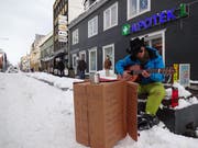 Bei der Kälte fiel das Gitarre spielen schwer. (Bild: Maurice Grob)