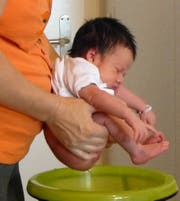 Babys brauchen nicht unbedingt ständig Windeln, wenn man ihre Signale versteht. (Bild: Archiv Rita Messmer)