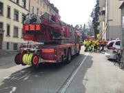 Feuerwehreinsatz im Haus Rosenbergstrasse 68. Feuerwehr und Polizei konnten die Liegenschaft durch den Hintereingang von der Greifenstrasse her betreten. Darum wurde der Verkehr auf der Rosenbergstrasse selber durch den Mottbrand vom Mittwoch nicht beeinträchtigt. (Bild: Raphael Rohner - 27. März 2019)