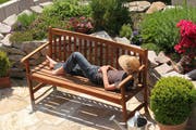 Auch die Gartenmöbel können bei der Zeitumstellung helfen. (Bild: Fotolia)